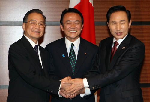 12月13日,中日韓領導人會議在日本福岡舉行。這是中國國務院總理溫家寶、日本首相麻生太郎、韓國總統(tǒng)李明博在會議開始前合影。新華社記者 姚大偉 攝