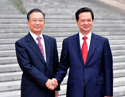 10月22日,中國國務院總理溫家寶在北京人民大會堂主持儀式,歡迎越南總理阮晉勇訪華。 新華社記者 劉建生 攝