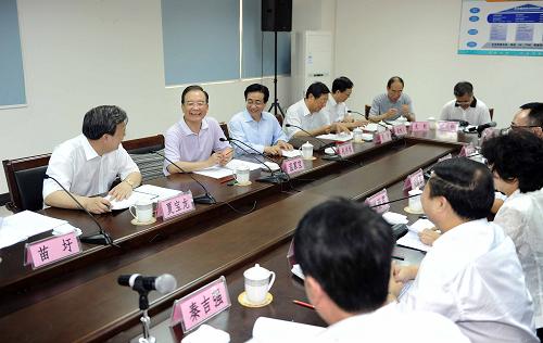 這是14日,溫家寶在中控科技集團主持召開企業(yè)座談會,與企業(yè)的負責人深入交流。新華社記者 李濤 攝