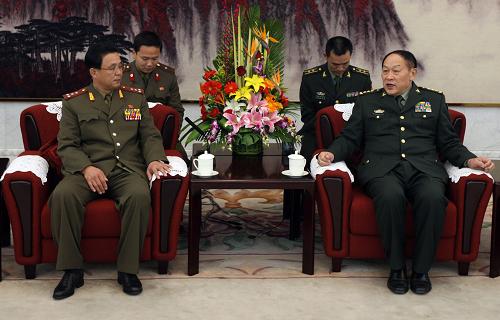 12月12日,國務(wù)委員兼國防部長梁光烈在北京會見朝鮮人民武力部外事局副局長延京哲。新華社記者 姚大偉 攝