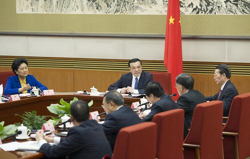 1月23日,國務院總理李克強在北京主持召開國務院第二次全體會議,討論即將提請十二屆全國人大二次會議審議的政府工作報告。新華社記者黃敬文攝