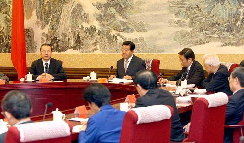 受中共中央委托,中共中央政治局常委、全國政協(xié)主席賈慶林1月27日在北京中南海懷仁堂主持召開民主協(xié)商會(huì),就增選全國政協(xié)領(lǐng)導(dǎo)成員的人選,向各民主黨派中央、全國工商聯(lián)領(lǐng)導(dǎo)人和無黨派人士通報(bào)情況,聽取意見,進(jìn)行協(xié)商。 新華社記者劉衛(wèi)兵攝