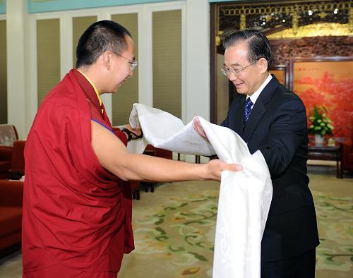 2月10日,中共中央政治局常委、國務(wù)院總理溫家寶在北京中南海紫光閣親切接受第十一世班禪額爾德尼·確吉杰布的拜見。這是班禪向溫家寶敬獻(xiàn)哈達(dá)。新華社記者 李濤 攝