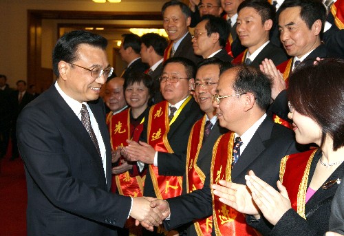 12月5日,中共中央政治局常委、國務(wù)院副總理李克強在北京人民大會堂會見全國援外醫(yī)療隊派遣45周年紀(jì)念暨表彰大會的代表并講話。新華社記者 姚大偉 攝