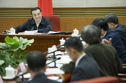 1?7日,国务院ȝ李克强在北京中南主持召开座谈会,听取教育、科技、文化、卫生、体育界人士和基层群众代表对《政府工作报告(征求意见E)》的意见和徏议。新华社记?黄敬??