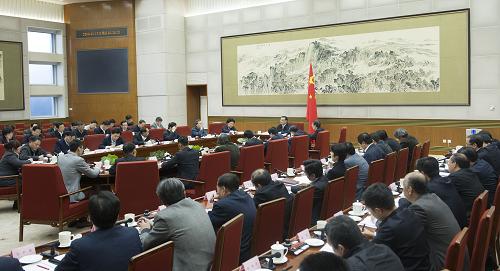 1?7日,国务院ȝ李克强在北京中南主持召开座谈会,听取教育、科技、文化、卫生、体育界人士和基层群众代表对《政府工作报告(征求意见E)》的意见和徏议。新华社记?黄敬??