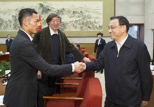1?7日,国务院ȝ李克强在北京中南主持召开座谈会,听取教育、科技、文化、卫生、体育界人士和基层群众代表对《政府工作报告(征求意见E)》的意见和徏议。这是李克强同羽毛球q动员林Ҏ(gu)手。新华社记?黄敬??
