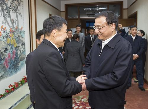 1?7日,国务院ȝ李克强在北京中南主持召开座谈会,听取教育、科技、文化、卫生、体育界人士和基层群众代表对《政府工作报告(征求意见E)》的意见和徏议。这是李克强同媄视演员李雪健亲切交流。新华社记?黄敬??