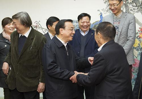 1?7日,国务院ȝ李克强在北京中南主持召开座谈会,听取教育、科技、文化、卫生、体育界人士和基层群众代表对《政府工作报告(征求意见E)》的意见和徏议。这是李克强与水EM家袁隆^{亲切交。新华社记?黄敬??