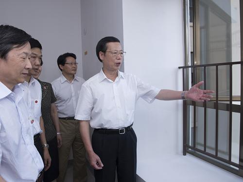 7月20日至21日,中共中央政治局常委、國(guó)務(wù)院副總理張高麗在貴州調(diào)研。這是7月20日張高麗在貴陽(yáng)市考察彭家灣大型城中村棚戶區(qū)改造項(xiàng)目。新華社記者 王曄 攝