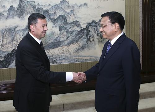 7月27日,國(guó)務(wù)院副總理李克強(qiáng)在北京中南海紫光閣會(huì)見(jiàn)來(lái)華出席中土合作委員會(huì)第二次會(huì)議的土庫(kù)曼斯坦副總理霍賈穆罕默多夫。 新華社記者 龐興雷攝
