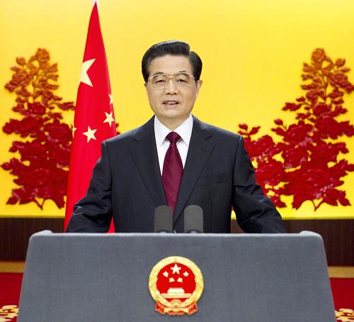新年前夕,國家主席胡錦濤通過中國國際廣播電臺、中央人民廣播電臺、中央電視臺,發(fā)表題為《共同增進(jìn)各國人民福祉》的新年賀詞。新華社記者 蘭紅光 攝