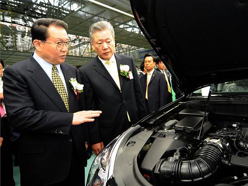 4月5日,中共中央政治局常委李長(zhǎng)春參觀考察韓國(guó)最大的汽車制造企業(yè)現(xiàn)代起亞汽車集團(tuán)。這是李長(zhǎng)春在現(xiàn)代起亞汽車集團(tuán)副董事長(zhǎng)薛榮興的陪同下參觀考察轎車生產(chǎn)線。新華社記者 劉建生 攝