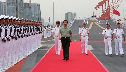 中共中央總書記、國家主席、中央軍委主席習近平在出席十二屆全運會開幕式前夕,專門視察沈陽戰(zhàn)區(qū)部隊。8月28日下午,中共中央總書記、國家主席、中央軍委主席習近平檢閱遼寧艦水兵儀仗隊。新華社記者李剛攝