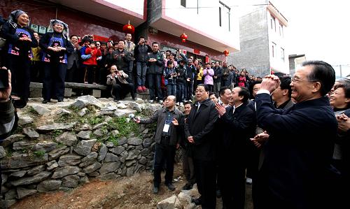 2月12日至14日,新春佳節(jié)到來之際,中共中央政治局常委、國務(wù)院總理溫家寶來到廣西壯族自治區(qū)河池、百色等地,看望慰問各族群眾,共迎虎年春節(jié)。這是2月12日,溫家寶來到位于大山深處的東蘭縣三石鎮(zhèn)巴造村,向村民致以節(jié)日的問候。新華社記者 姚大偉 攝