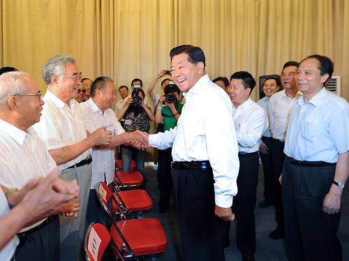 賈慶林在黑龍江調(diào)研 7月27日至30日,中共中央政治局常委、全國政協(xié)主席賈慶林在黑龍江調(diào)研。 這是7月28日,賈慶林在大慶油田創(chuàng)業(yè)城,親切看望曾經(jīng)參加大慶油田會(huì)戰(zhàn)的老職工。 新華社記者 李濤 攝