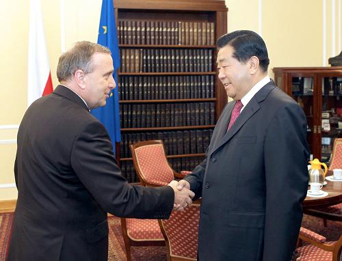 11月4日,全國政協(xié)主席賈慶林在華沙會見波蘭眾議長謝蒂納。新華社記者馬占成攝