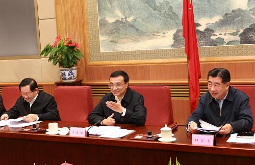 12月1日,中共中央政治局常委、國務(wù)院副總理、國務(wù)院南水北調(diào)工程建設(shè)委員會主任李克強(qiáng)在北京主持召開國務(wù)院南水北調(diào)工程建委會第四次全體會議并講話。 新華社記者 龐興雷攝