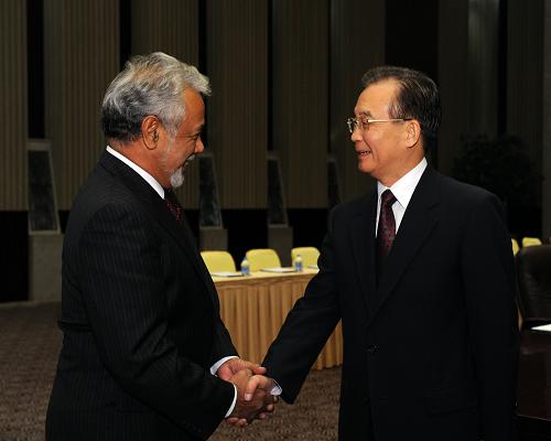 10月31日,中共中央政治局常委、國務院總理溫家寶在上海會見來華出席上海世博會高峰論壇開幕式和世博會閉幕式的東帝汶總理夏納納。新華社記者 饒愛民 攝