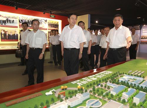 8月18日至19日,中共中央政治局委員、國務院副總理張德江在北京調研部分中央企業(yè)安全生產工作。這是張德江在中國有色礦業(yè)集團聽取企業(yè)情況介紹。新華社記者 謝環(huán)馳 攝
