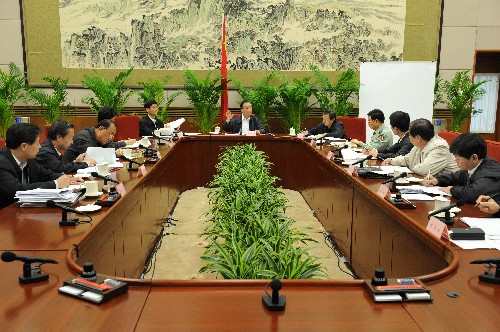5月19日下午,中共中央政治局常委、國(guó)務(wù)院總理、國(guó)務(wù)院抗震救災(zāi)總指揮部總指揮溫家寶主持召開總指揮部第10次會(huì)議。新華社記者 劉建生 攝