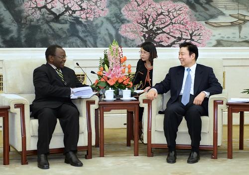 2月19日,中共中央政治局委員、國家副主席李源潮在北京會見由副主席曼古拉率領的坦桑尼亞革命黨代表團。 新華社記者 李濤 攝