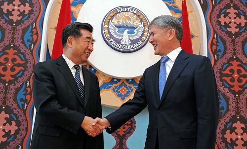 9月10日,中國(guó)國(guó)務(wù)院副總理回良玉在吉爾吉斯共和國(guó)首都比什凱克會(huì)見(jiàn)吉總統(tǒng)阿爾馬茲別克·阿坦巴耶夫。新華社關(guān)建武攝