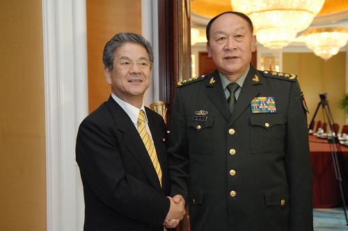 6月4日,正在新加坡出席香格里拉對(duì)話(huà)會(huì)的中國(guó)國(guó)務(wù)委員兼國(guó)防部長(zhǎng)梁光烈(右)會(huì)見(jiàn)日本防衛(wèi)大臣北澤俊美。新華社發(fā)(鄧智煒攝)