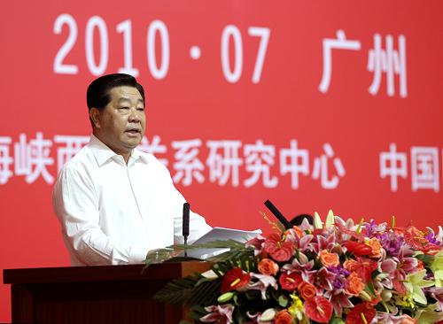 7月10日,第六屆兩岸經(jīng)貿(mào)文化論壇在廣州開幕。中共中央政治局常委、全國政協(xié)主席賈慶林出席開幕式并致辭。新華社記者 馬占成 攝
