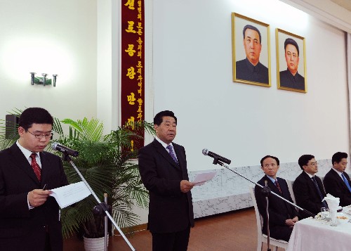 9月8日,中共中央政治局常委、全國政協(xié)主席賈慶林在北京出席朝鮮駐華大使崔鎮(zhèn)洙舉行的朝鮮建國60周年慶祝宴會并發(fā)表講話。新華社記者 饒愛民 攝
