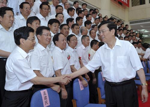 6月29日,中共中央政治局委員、國(guó)務(wù)院副總理張德江在北京出席中央企業(yè)先進(jìn)基層黨組織和優(yōu)秀共產(chǎn)黨員、優(yōu)秀黨務(wù)工作者表彰大會(huì)并頒獎(jiǎng)。會(huì)前,張德江會(huì)見(jiàn)中央企業(yè)先進(jìn)基層黨組織和優(yōu)秀共產(chǎn)黨員、優(yōu)秀黨務(wù)工作者代表。新華社記者 王曄 攝