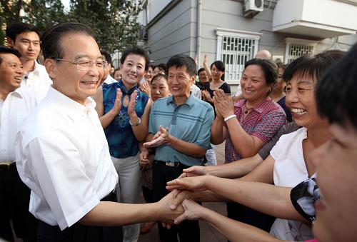 9月12日,中共中央政治局常委、國(guó)務(wù)院總理溫家寶在天津考察。這是溫家寶在天津和平區(qū)崇仁里社區(qū)看望居民。 新華社記者姚大偉攝