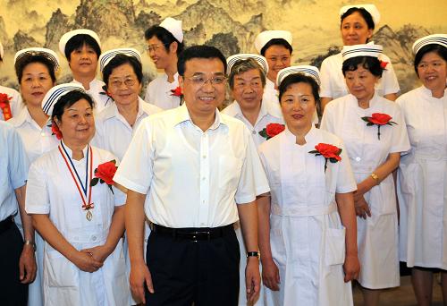8月19日,中共中央政治局常委、國(guó)務(wù)院副總理李克強(qiáng)在北京中南海會(huì)見(jiàn)中華護(hù)理學(xué)會(huì)代表、中華護(hù)理學(xué)會(huì)科技獎(jiǎng)獲得者和部分曾經(jīng)獲得南丁格爾獎(jiǎng)的護(hù)士代表等。新華社記者 劉建生 攝