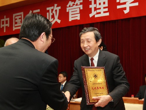 10月27日,馬凱(右)為先進集體頒獎。 當日,中國行政管理學會第五次代表大會在北京召開,國務委員兼國務院秘書長馬凱出席會議并講話。新華社記者 龐興雷 攝