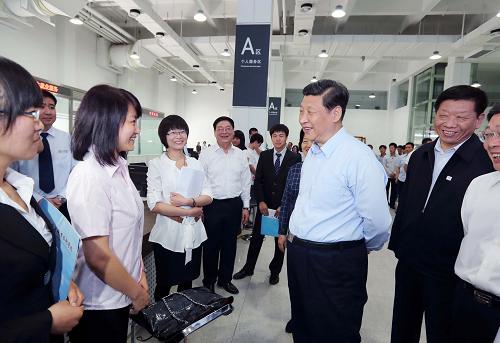5月14日至15日,中共中央總書記、國家主席、中央軍委主席習(xí)近平在天津考察工作。這是習(xí)近平在天津人力資源發(fā)展促進中心與應(yīng)聘人員親切交談。新華社記者蘭紅光攝