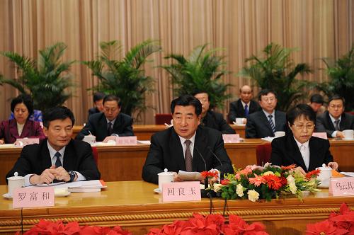 11月19日,三北防護(hù)林體系建設(shè)30年總結(jié)表彰大會在北京舉行。中共中央政治局委員、國務(wù)院副總理、全國綠化委員會主任回良玉出席大會并講話。新華社記者饒愛民攝