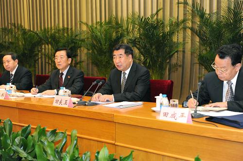10月10日,中共中央政治局委員、國務(wù)院副總理回良玉在北京出席全國集體林權(quán)制度改革百縣經(jīng)驗(yàn)交流會(huì)并發(fā)表講話。 新華社記者 馬占成 攝