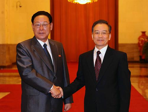 3月18日,國(guó)務(wù)院總理溫家寶在北京人民大會(huì)堂主持儀式歡迎朝鮮民主主義人民共和國(guó)內(nèi)閣總理金英日訪(fǎng)華。新華社記者 李濤 攝