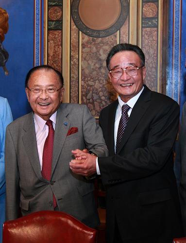 吳邦國會見美國國會代理臨時參議長井上健 當(dāng)?shù)貢r間9月9日,正在美國進(jìn)行正式友好訪問的全國人大常委會委員長吳邦國在華盛頓會見美國國會代理臨時參議長井上健。 新華社記者劉衛(wèi)兵攝