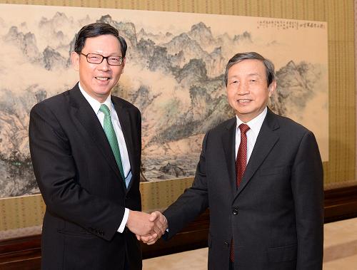 10月18日,中國國務(wù)院副總理馬凱在北京中南海紫光閣會見香港金融管理局總裁陳德霖率領(lǐng)的香港銀行公會代表團(tuán)。新華社記者 劉建生 攝