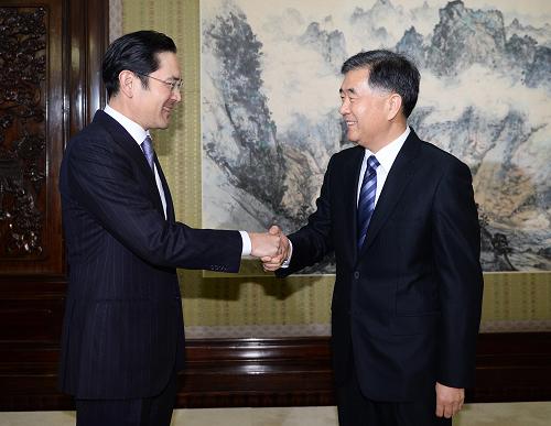2月13日,中國(guó)國(guó)務(wù)院副總理汪洋在北京中南海紫光閣會(huì)見(jiàn)韓國(guó)三星電子集團(tuán)副會(huì)長(zhǎng)李在镕一行。新華社記者 李濤 攝