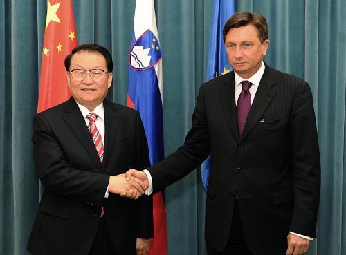 當(dāng)?shù)貢r間4月15日,中共中央政治局常委李長春在盧布爾雅那會見斯洛文尼亞總理博魯特·帕霍爾。新華社記者 馬占成 攝