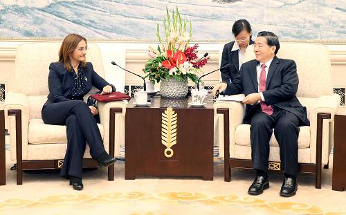 10月22日,中國(guó)國(guó)務(wù)委員、公安部部長(zhǎng)郭聲琨在北京人民大會(huì)堂會(huì)見(jiàn)馬其頓內(nèi)務(wù)部長(zhǎng)兼治安部隊(duì)負(fù)責(zé)人揚(yáng)庫(kù)洛夫斯卡。新華社記者姚大偉攝