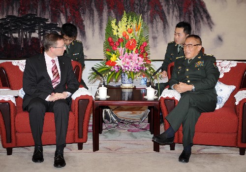 2月26日,中華人民共和國中央軍委副主席、國務(wù)委員兼國防部長曹剛川在北京八一大樓會見瑞士國防部秘書長斯勒。 新華社記者 馬占成 攝