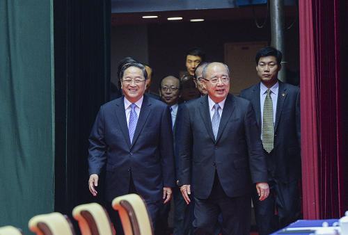 10月26日,中共中央政治局常委、全國(guó)政協(xié)主席俞正聲與中國(guó)國(guó)民黨榮譽(yù)主席吳伯雄一同步入會(huì)場(chǎng)。 當(dāng)日,以“擴(kuò)大交流合作,共同振興中華”為主題的第九屆兩岸經(jīng)貿(mào)文化論壇在廣西南寧隆重開幕。中共中央政治局常委、全國(guó)政協(xié)主席俞正聲和中國(guó)國(guó)民黨榮譽(yù)主席吳伯雄出席開幕式并發(fā)表演講。 新華社記者王曄攝