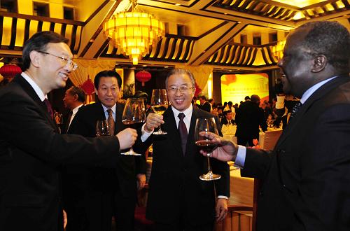 12月20日晚,中國外交部長楊潔篪在北京釣魚臺國賓館芳菲苑舉行外交部2010年新年招待會,招待各國駐華使節(jié)和國際組織代表及其配偶。國務(wù)委員戴秉國、有關(guān)部門負責人及中外來賓400余人出席招待會。這是戴秉國、楊潔篪與外國嘉賓共同舉杯祝酒。新華社記者 饒愛民 攝