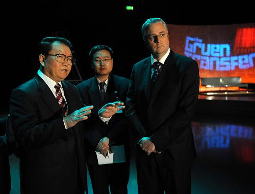 李長春參觀澳大利亞廣播公司 3月23日,中共中央政治局常委李長春參觀位于悉尼的澳大利亞廣播公司。這是李長春在澳大利亞廣播公司執(zhí)行董事斯考特(右一)的陪同下參觀電視演播室。 新華社記者劉建生攝