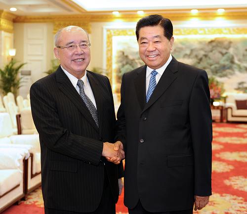 7月27日,中共中央政治局常委、全國政協(xié)主席賈慶林在哈爾濱太陽島賓館會見中國國民黨榮譽主席吳伯雄和應邀出席第八屆兩岸經(jīng)貿文化論壇的兩岸各界人士。 新華社記者 李濤攝