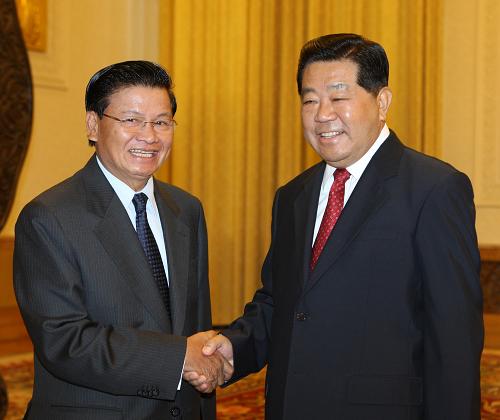 8月24日,全國政協(xié)主席賈慶林在北京人民大會堂會見來訪的老撾副總理兼外長通倫·西蘇利。 新華社記者姚大偉攝