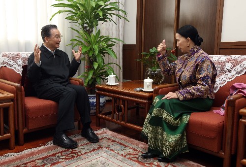 2月14日,國務(wù)院總理溫家寶邀請著名傣族舞蹈表演藝術(shù)家刀美蘭到中南??偫磙k公室做客,與她一起探討如何更好地傳承和發(fā)揚(yáng)光大少數(shù)民族文化藝術(shù)。新華社記者 姚大偉 攝